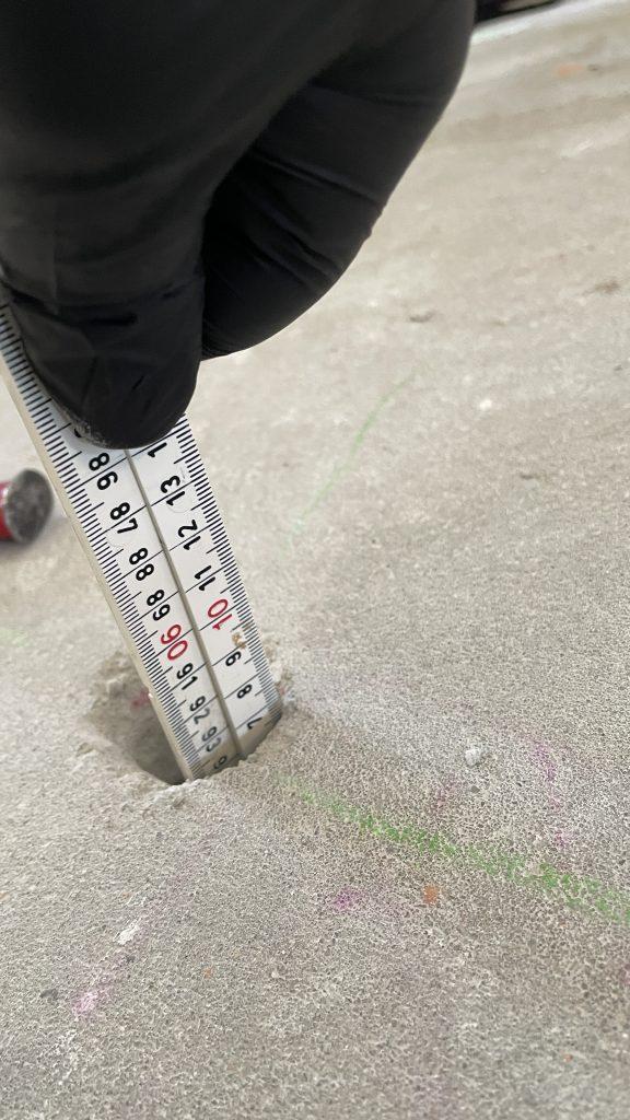 Het gemaakte gat in de dekvloer voor een calcium carbid meting - Cm meting