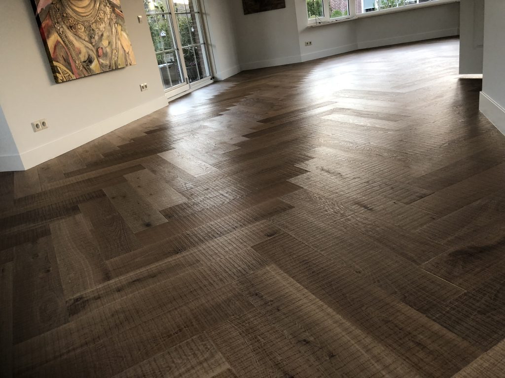 Real Dutch Floor - Castle Sand - eiken visgraat - in combinatie met vloerverwarming en afgewerkt met witte en 12cm hoge sfeerplint