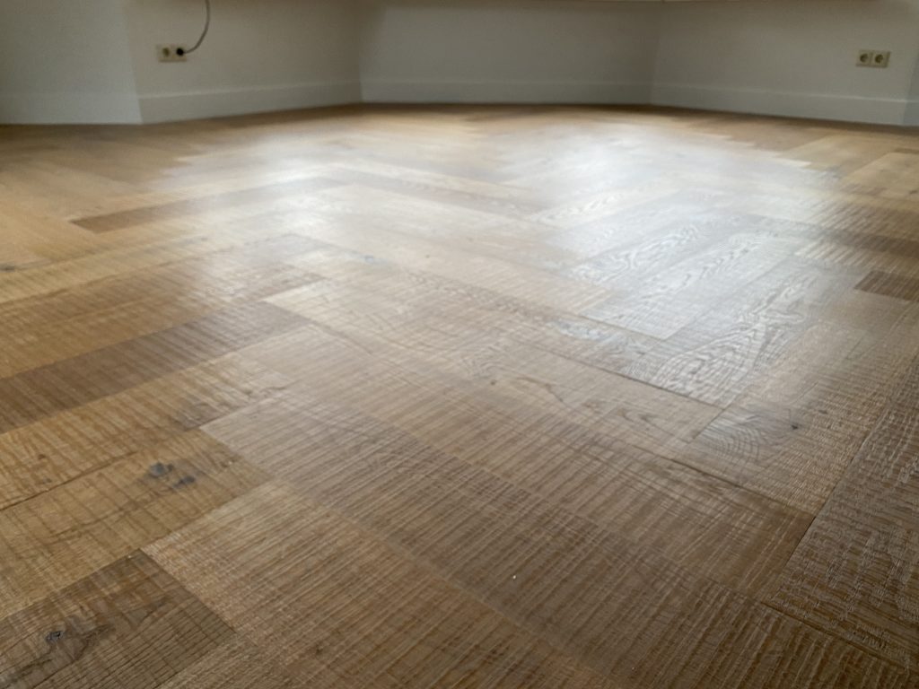 Real Dutch Floor - Castle Sand - eiken visgraat - in combinatie met vloerverwarming en afgewerkt met witte en 12cm hoge sfeerplint