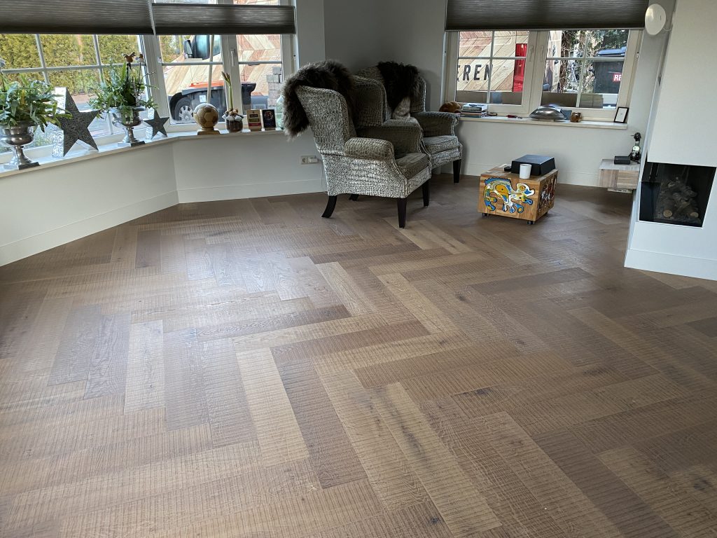 Real Dutch Floor - Castle Sand - eiken visgraat - in combinatie met vloerverwarming en afgewerkt met witte en 12cm hoge sfeerplint