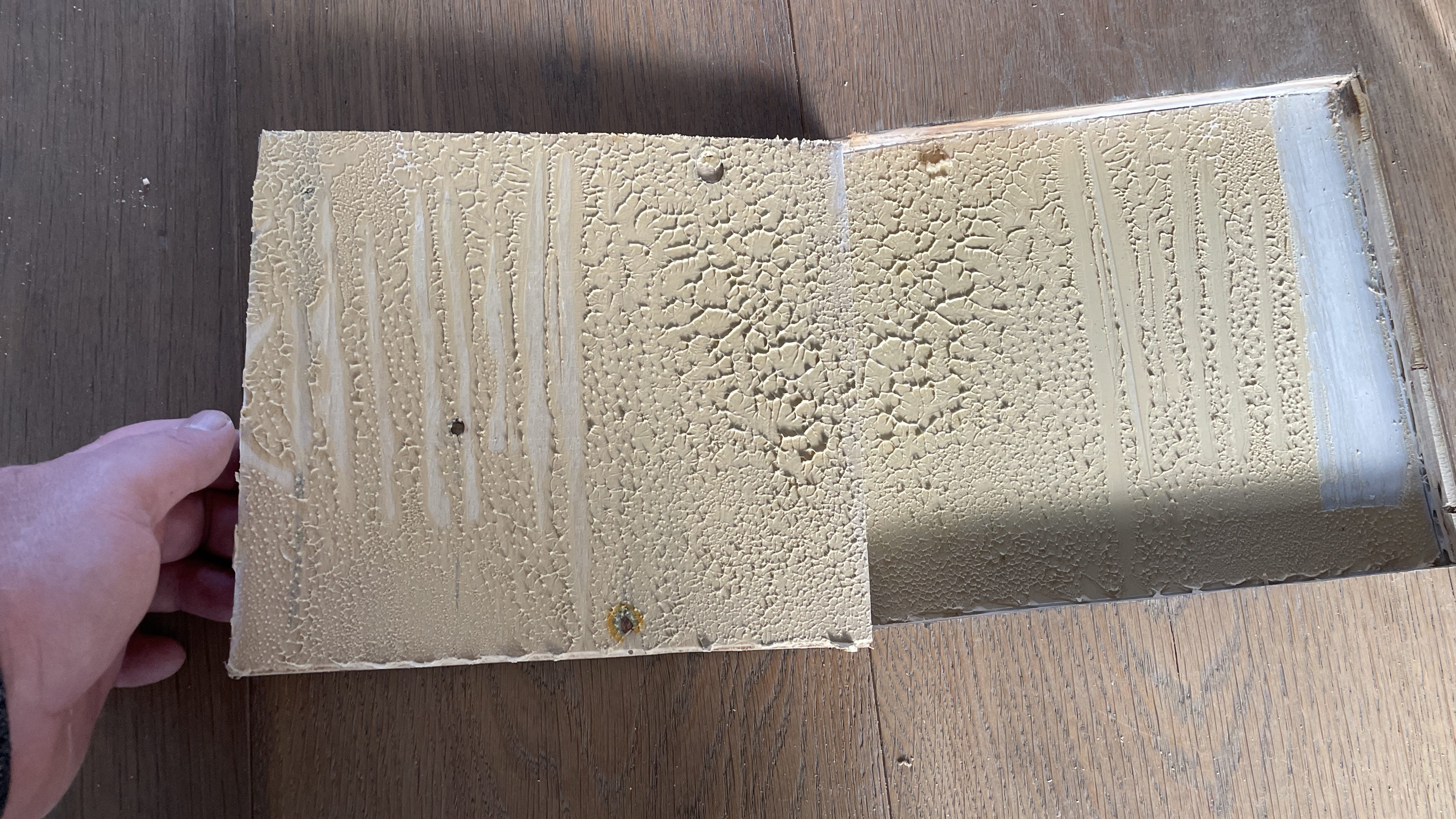 Onafhankelijk deskundige houten vloeren - Lijmbreuk door een foutief lijmbed - oorzaak verkeerde lijmkam bij een glooiing in de dekvloer