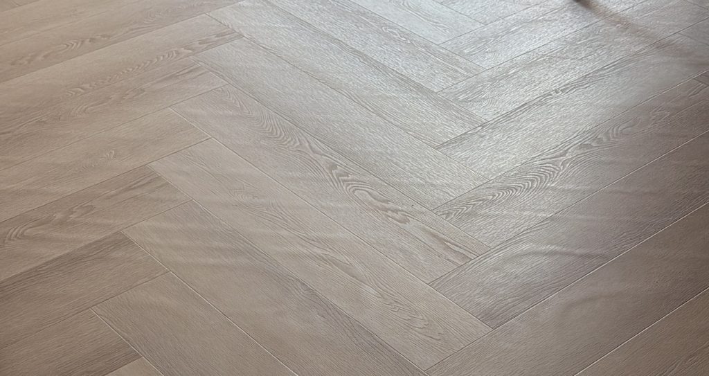 Doortekening van de ingefreesde vloerverwarming onder de pvc vloer
