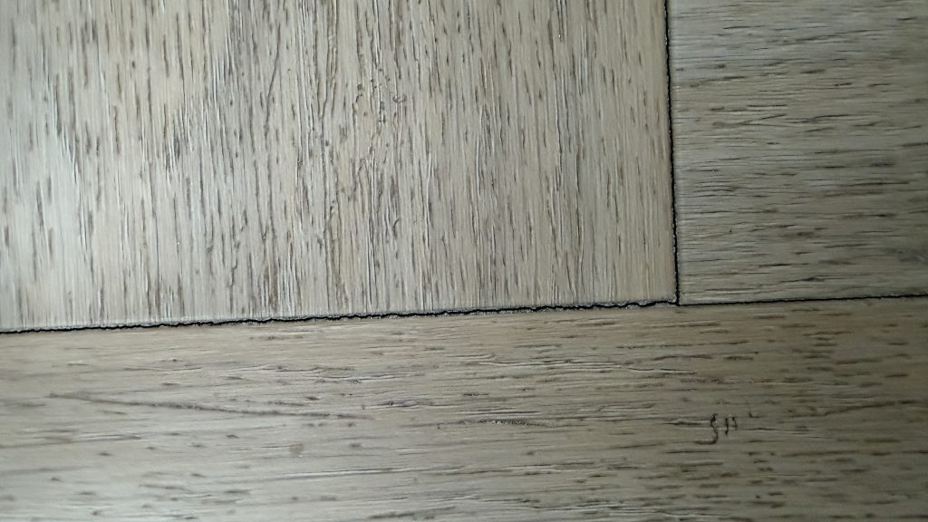 gescheurde en vervuilde voegpasta bij dryback PVC vloeren