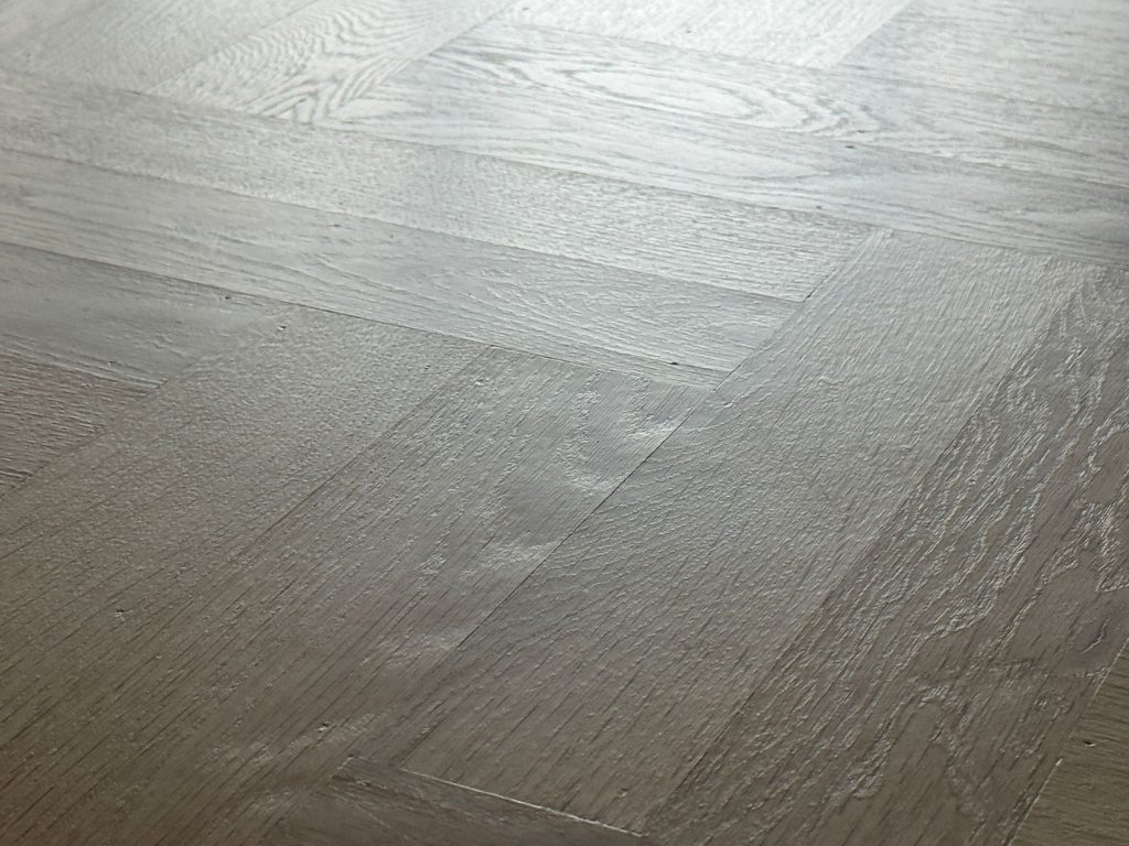 Parketvloeren en houten vloeren: schuren en afwerken onder de loep