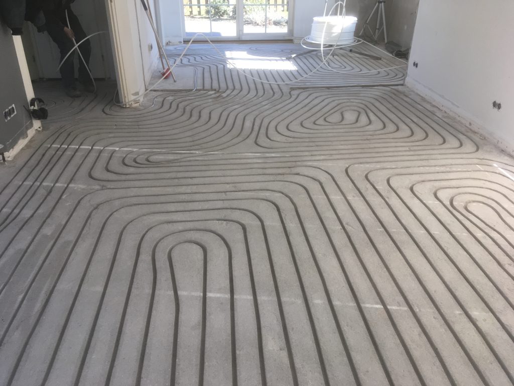 Ingefreesde vloerverwarming en temperatuur: risico’s voor PVC, egaline en lijmen