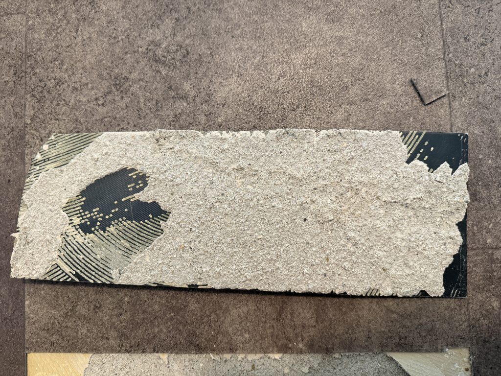 Zwakke cementhuid op een zandcement dekvloer zichtbaar tijdens inspectie van loslatende vloerafwerking