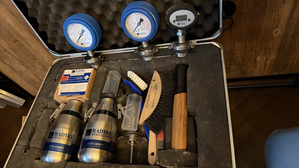 Deze CM-meetkoffer wordt gebruikt voor het destructief bepalen van het vrije vochtgehalte in minerale dekvloeren, zoals zandcement en anhydriet.