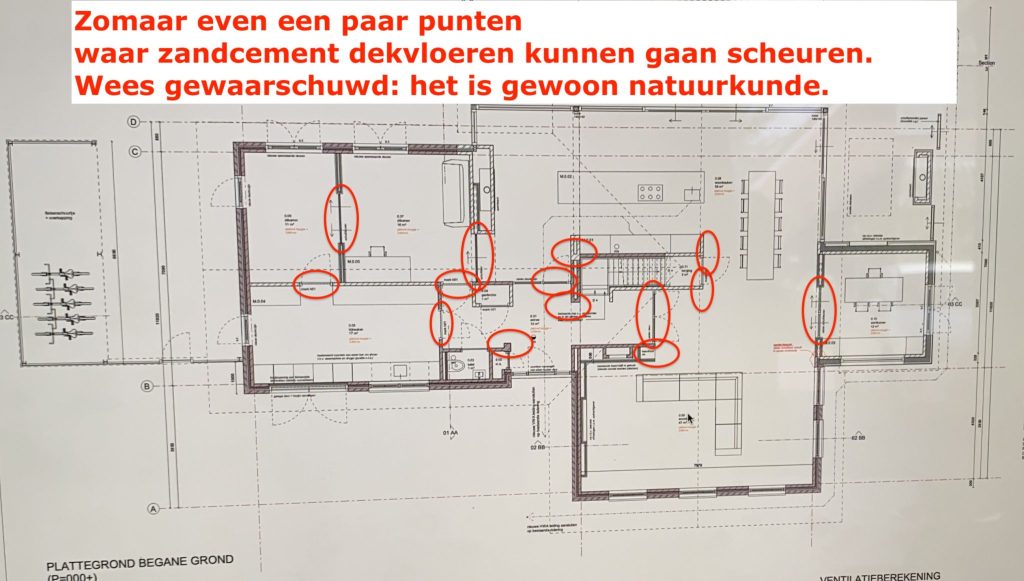 Scheurvorming in dekvloer in woning door niet-evenwijdige spanningsvelden