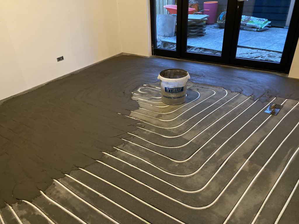 ingefreesde vloerverwarming sleuven dichtgezet met reparatiemortel